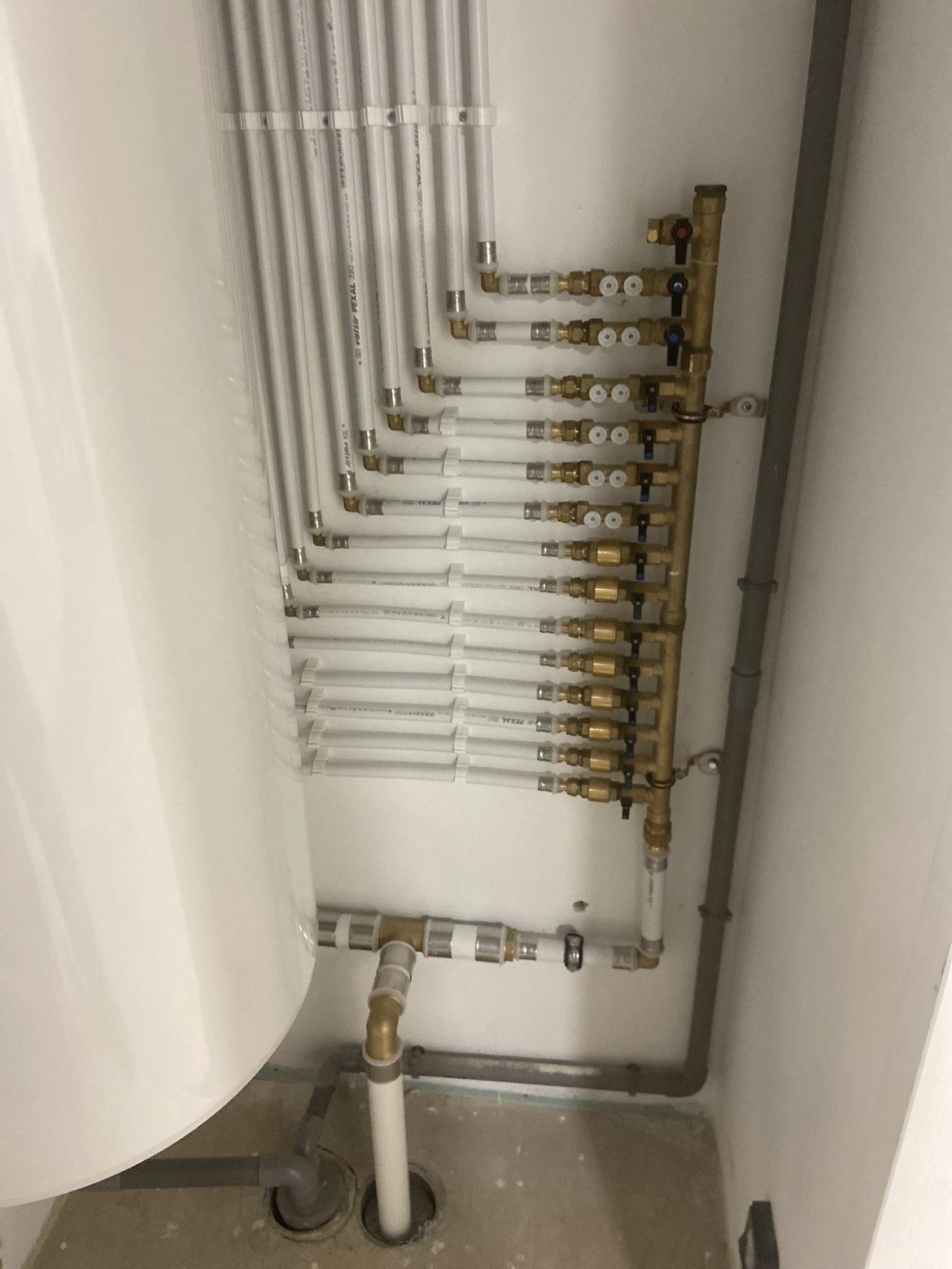 Collecteur plomberie multicircuit PEX - Installation professionnelle Val-d'Oise