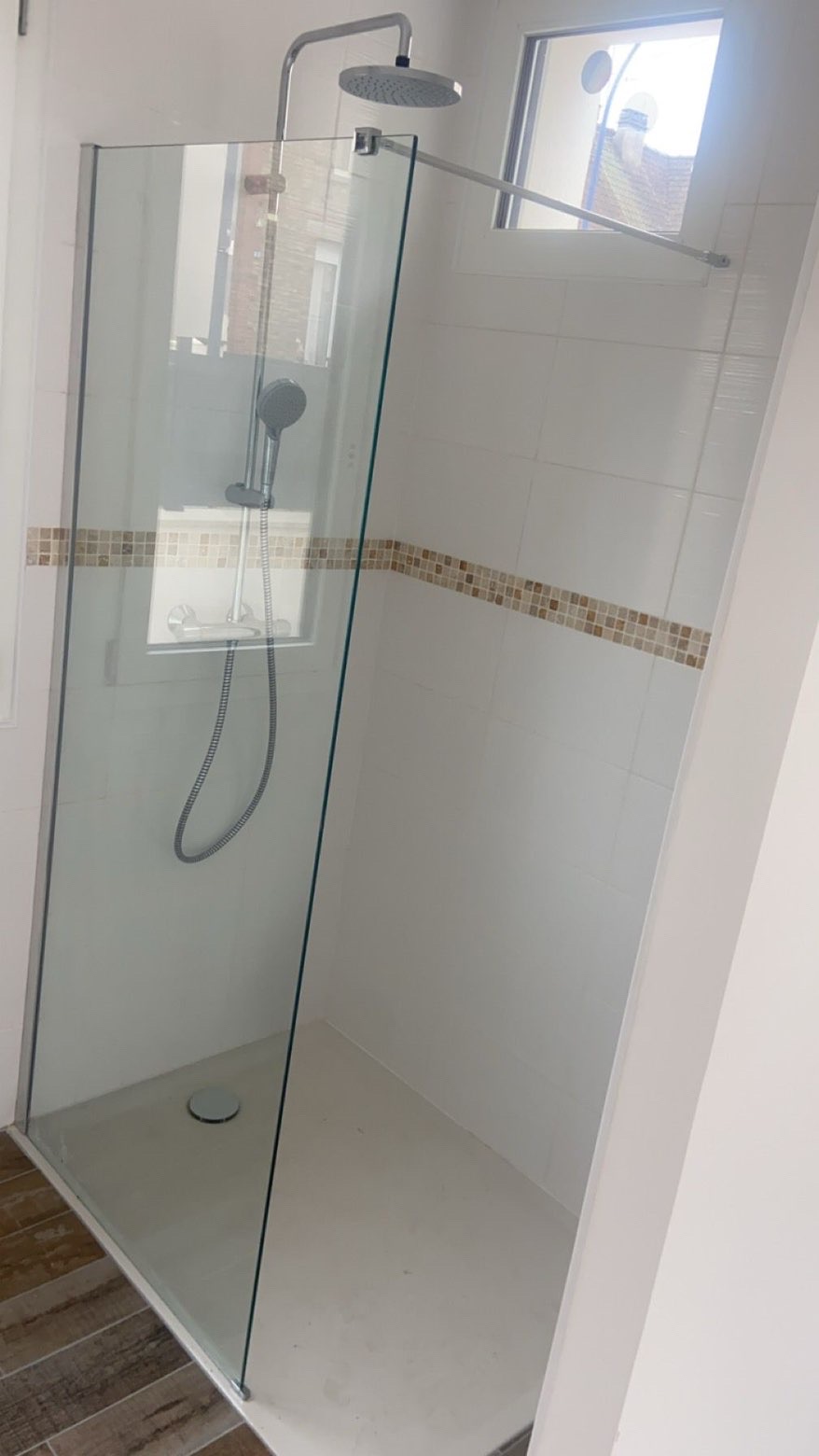 Douche à l'italienne avec paroi vitrée - MS Plomberie Val-d'Oise 95