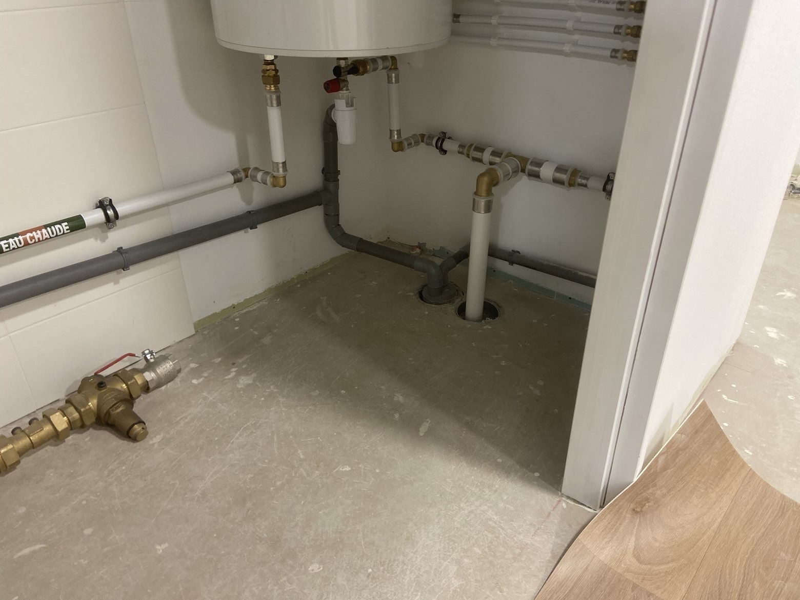 Chauffe-eau électrique raccordé avec groupe de sécurité et canalisations d'eau chaude et froide