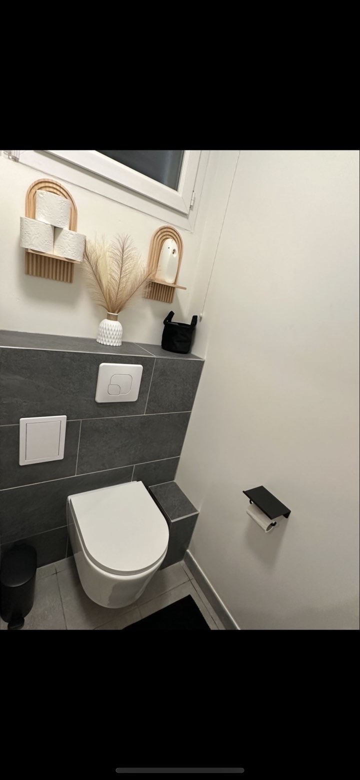 WC suspendu design avec habillage ardoise - Plombier 95