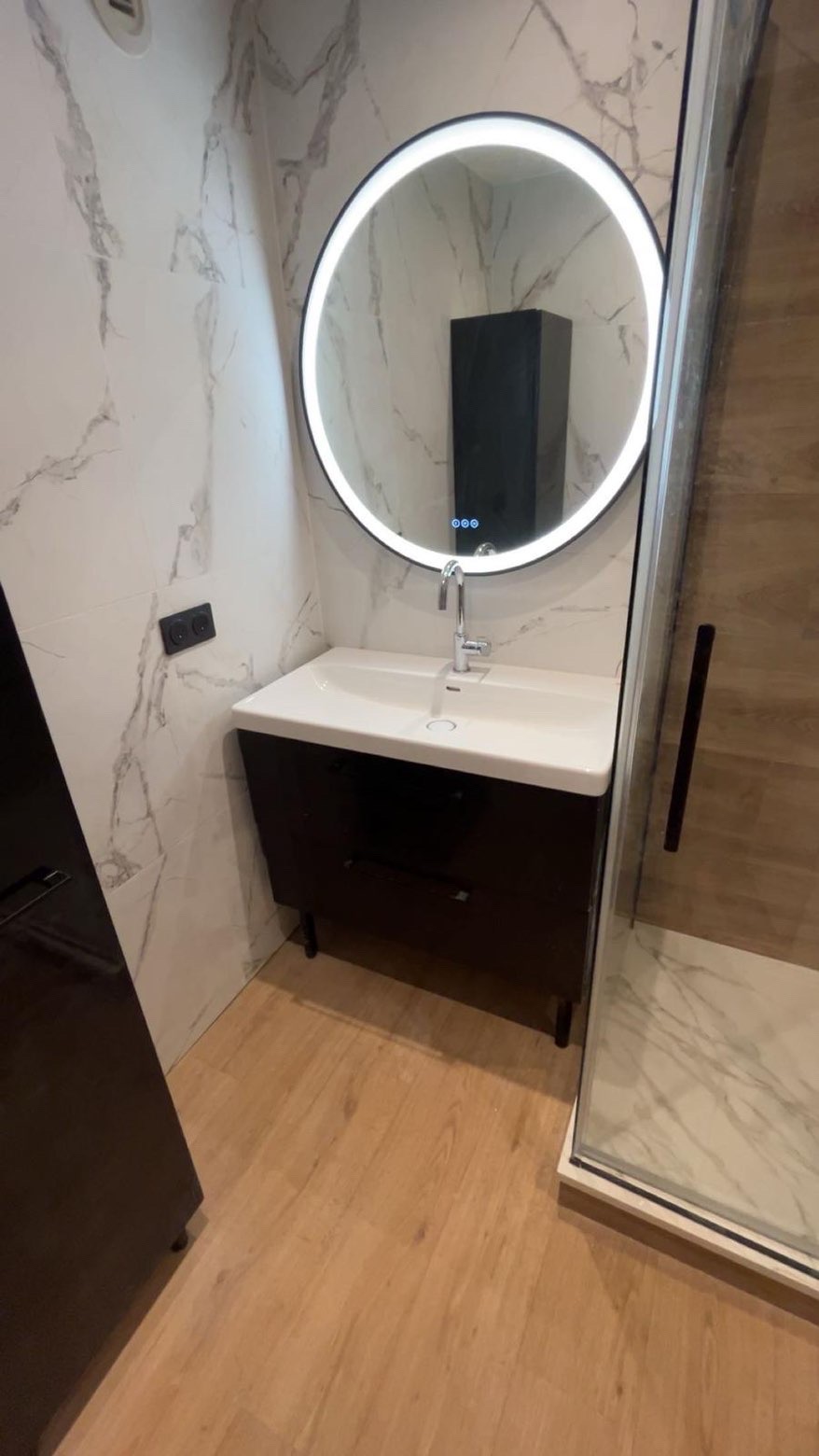 Salle de bain moderne avec miroir LED et meuble vasque noir - Plombier 95