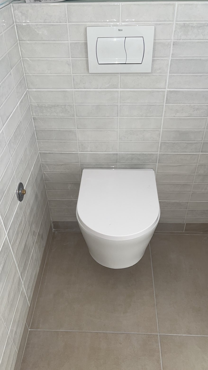 WC suspendu moderne avec carrelage gris - Plombier Val-d'Oise