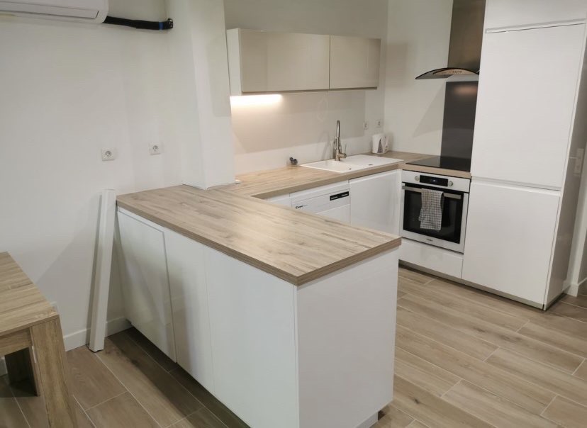 Rénovation cuisine moderne avec plan de travail bois - MS Plomberie