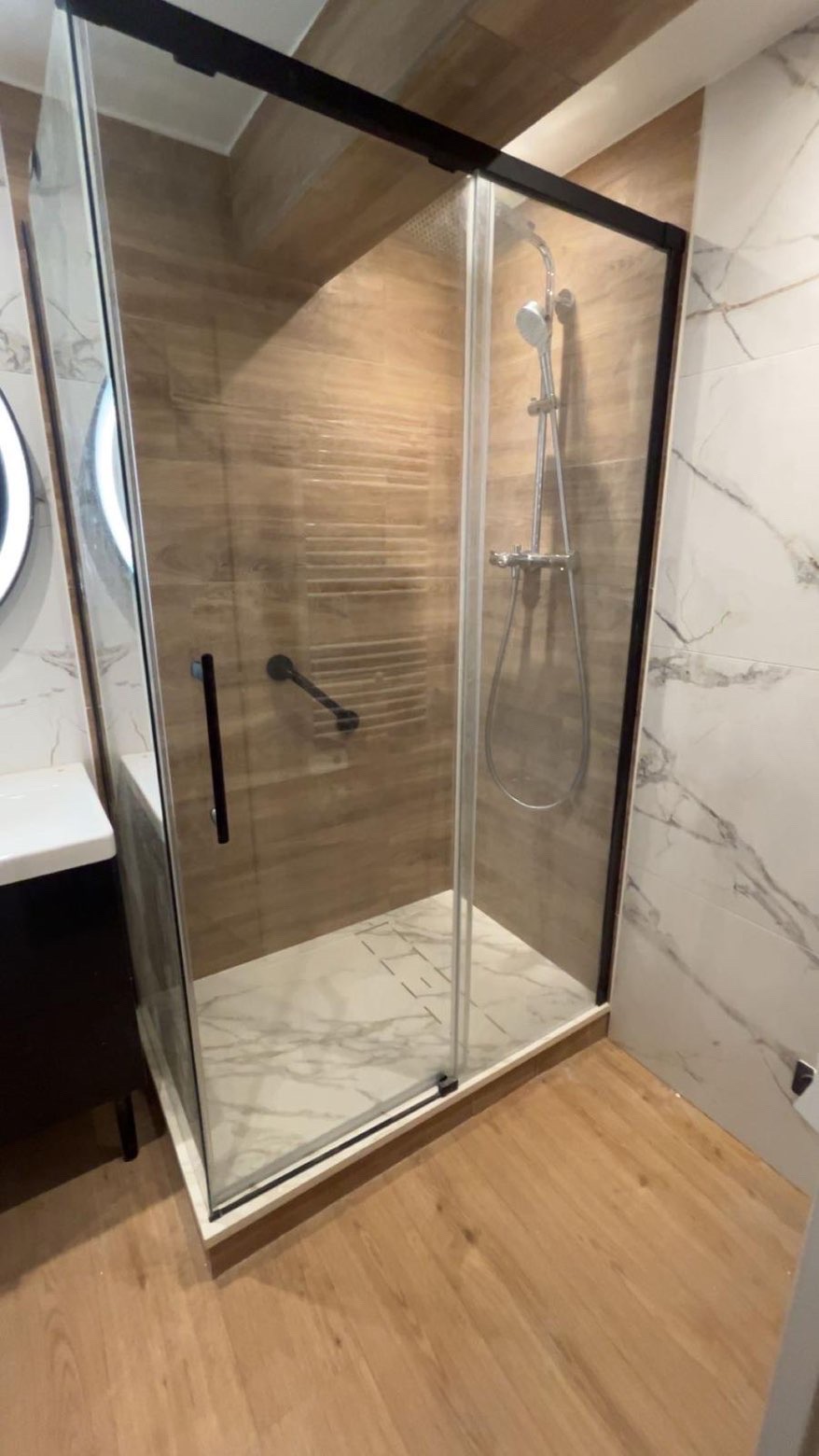 Cabine de douche moderne avec carrelage bois et marbre - Plombier Val-d'Oise