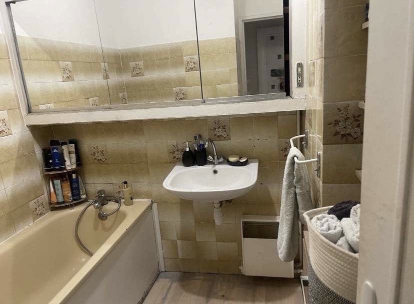 Pose meuble vasque avec vasque à poser noire design - Artisan plombier 95